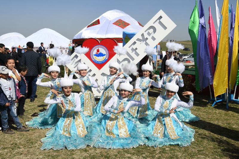 Көрісу күні картинки. Корису айт казахский праздник. Праздник Көрісу күні. 14 Наурыз праздник.