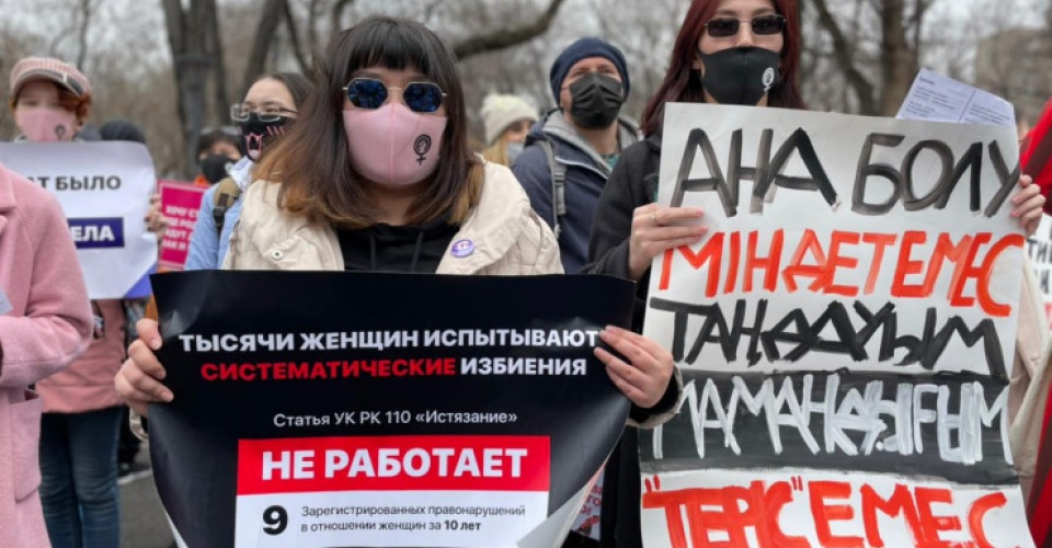 Чел заехал в центр митинга феминисток