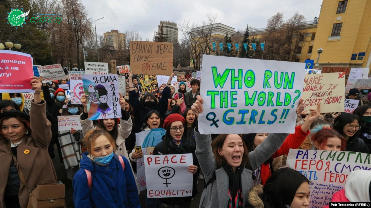 Парень заехал в митинг феминисток