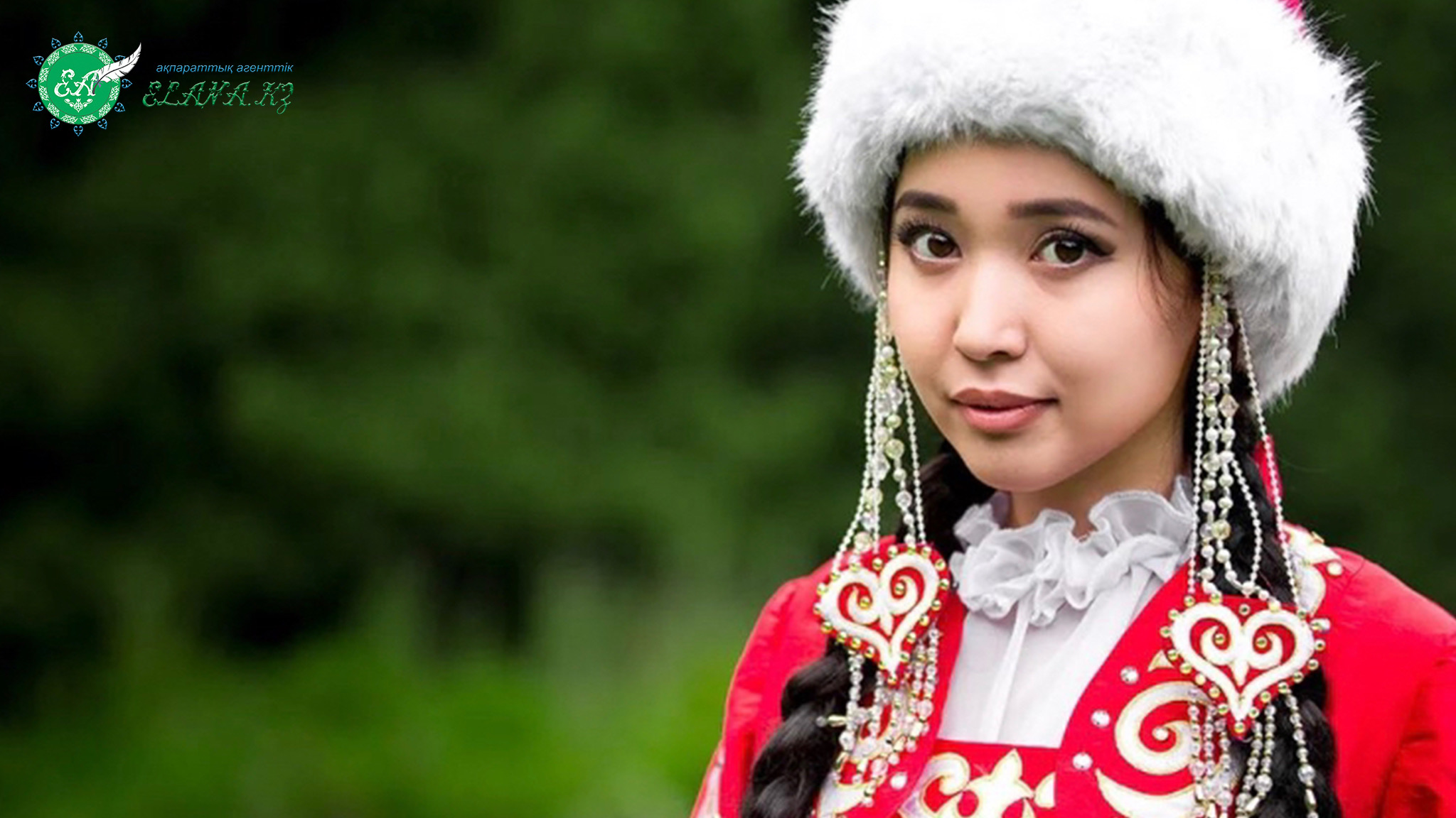 Қыздар неден. Шапка казахская. Казахский национальный головной убор. Кыргызские девушки.