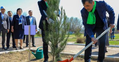 Нұржан Нұржігітов оқушылармен бірге ағаш көшетін отырғызды